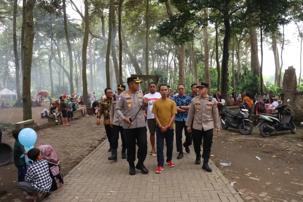 Dihuni Ratusan Monyet, Makam Keramat Solear Masih Jadi Magnet Wisata Religi di Tangerang