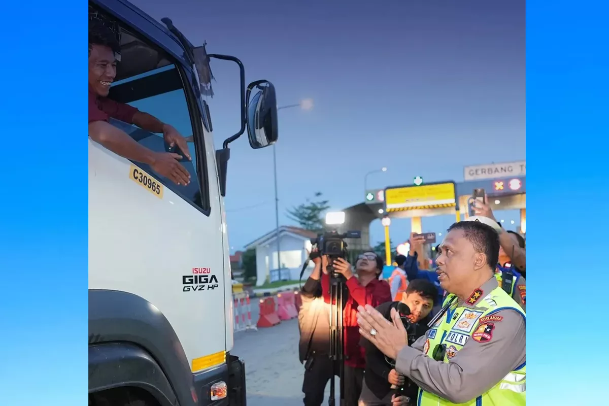 Kakorlantas Tegur Langsung Sopir Truk Sumbu Tiga yang Langgar Pembatasan operasional