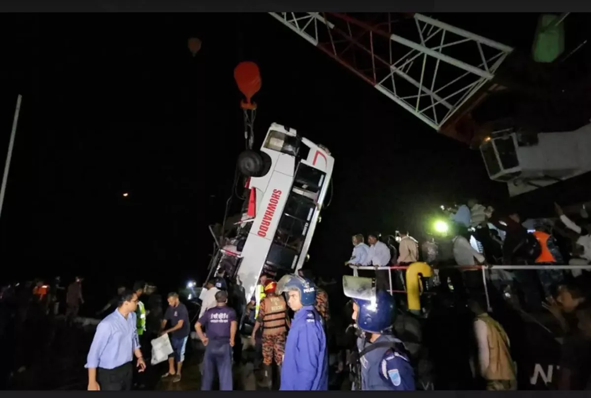 Tragedi Maut di Sungai Padma: Bus Penumpang Terjun ke Sungai, 14 Orang Ditemukan Tewas