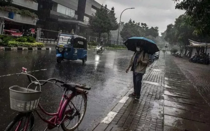 Cuaca Indonesia Hari Ini: Hujan Merata, Waspada Petir di Sejumlah Kota