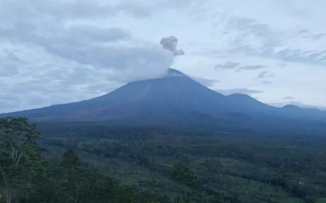 Gunung Semeru Erupsi Dua Kali Pagi Ini, Kolom Abu Tembus 1.000 Meter!