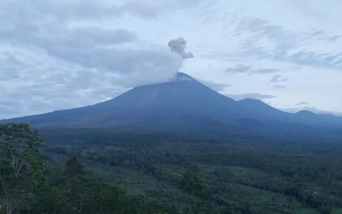 Gunung Semeru Kembali Erupsi, Awan Panas Guguran Capai 4 Kilometer