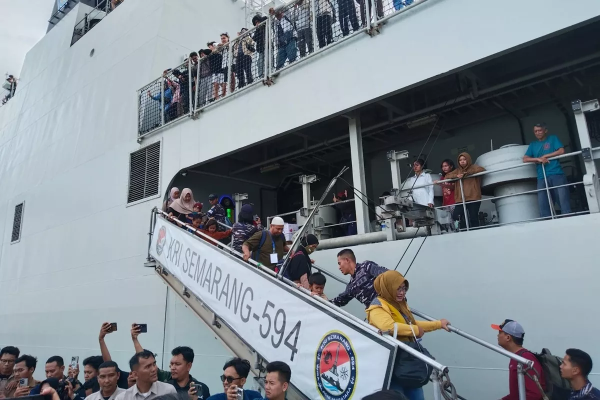 Arus Balik dari Bangka Belitung, Pemudik Diangkut Kapal Perang KRI Semarang 594