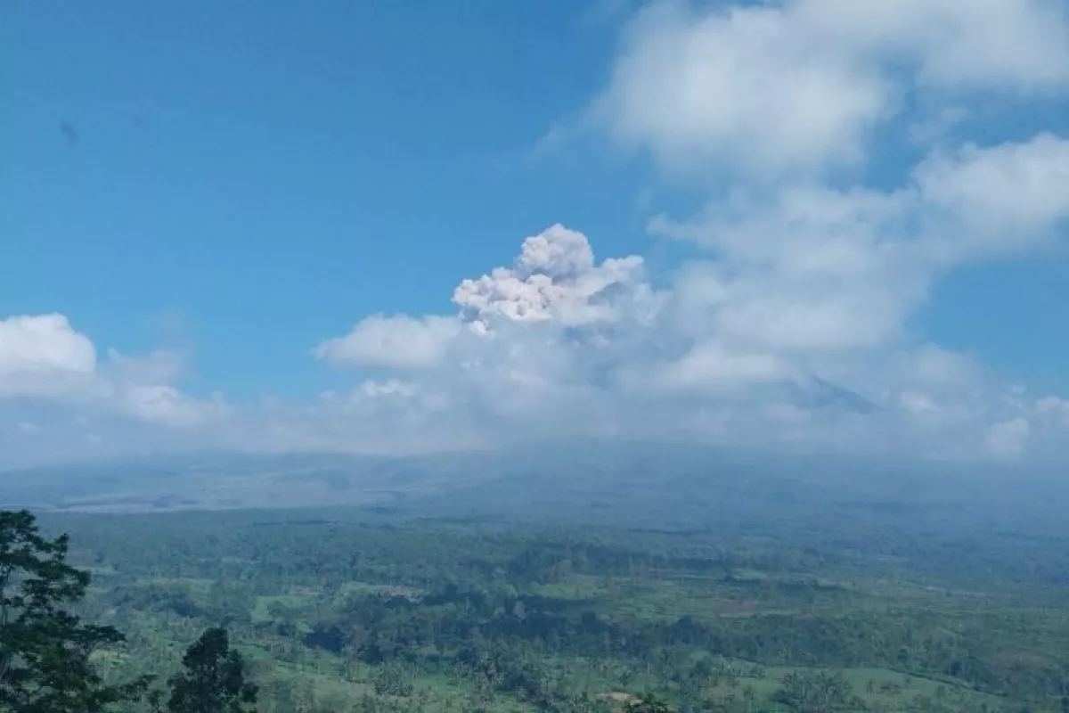 Gunung Semeru Erupsi Beruntun 9 Kali, Awan Panas Meluncur 3,5 KM: Waspada Bahaya Mengintai Jawa Timur!