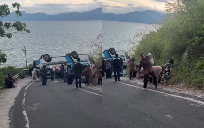 Mencekam! Bus Wisata Terguling di Danau Ranau, Penumpang Berhasil Lolos dari Maut