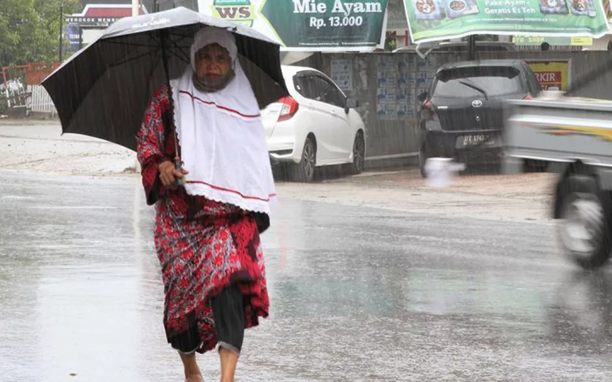 Prakiraan Cuaca Hari Ini: Mayoritas Wilayah Indonesia Diguyur Hujan Ringan