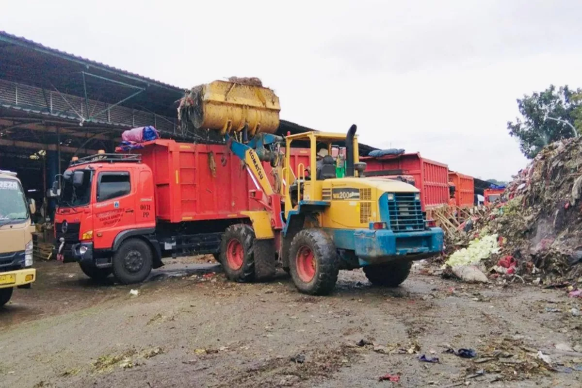 Viral! Gunungan Sampah di Pasar Induk Kramat Jati Setara 410 Truk, Kini Mulai Diangkut