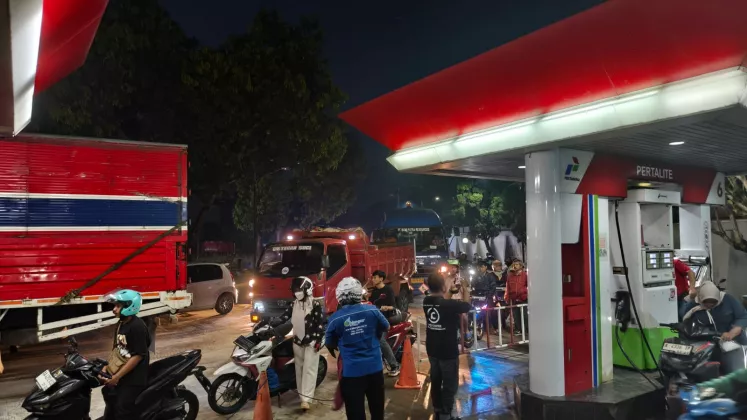 Isu Harga BBM Naik, Warga Tangerang Serbu SPBU