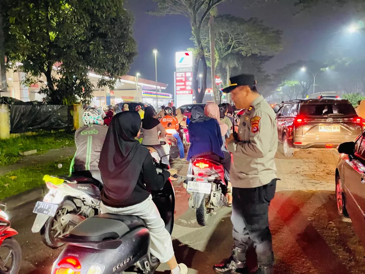 Panic Buying di SPBU Citra Raya Tangerang, Polisi Sampai Turun Tangan 