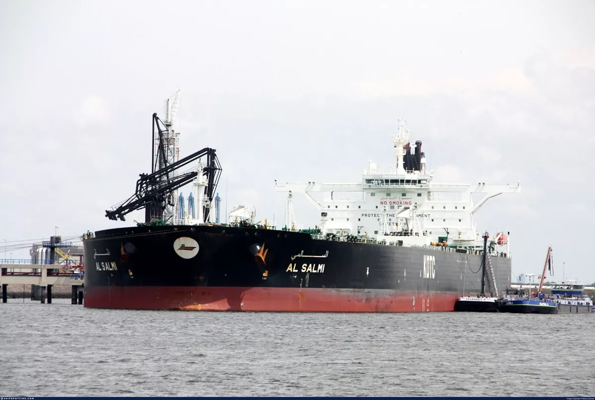 Tanker Raksasa Kuwait Meledak di Dubai: Rudal Iran Hantam Jantung Logistik Teluk