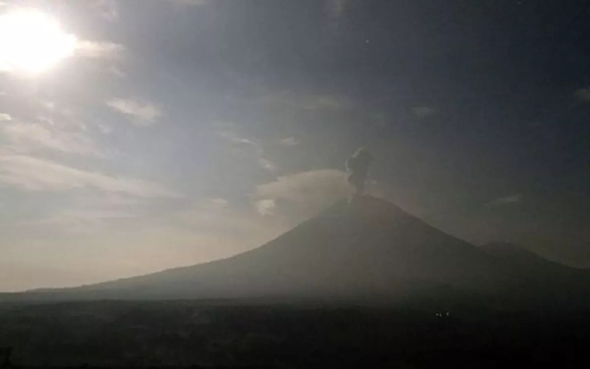 Gunung Semeru Erupsi 4 Kali Pagi Ini, Kolom Abu Tembus 1.200 Meter!