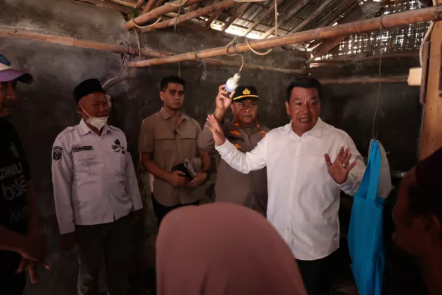 Bupati Tangerang Kucurkan Rp 35 Juta untuk Bedah Rumah Warga di Desa Sukawali