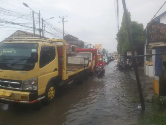 Fungsi Drainase Tak Maksimal, Genangan Air di Depan Polsek Tigaraksa Perparah Kemacetan