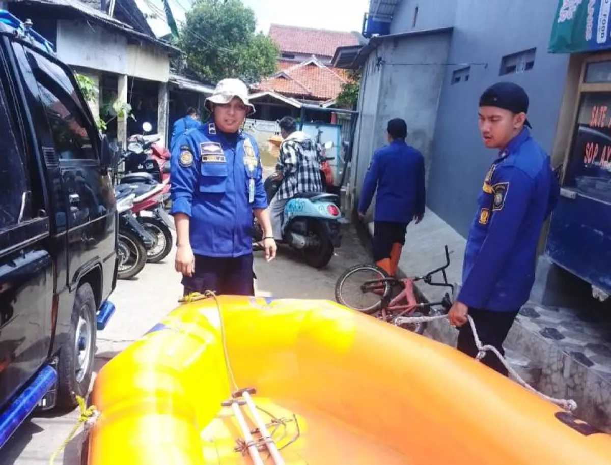 Kali Angke Tangerang Meluap, Puluhan Warga Petir Tangerang Mengungsi