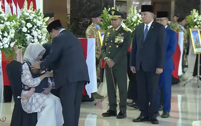 Momen Haru di Bandara Soetta: Prabowo Subianto Tenangkan Bayi Prajurit TNI yang Gugur di Lebanon