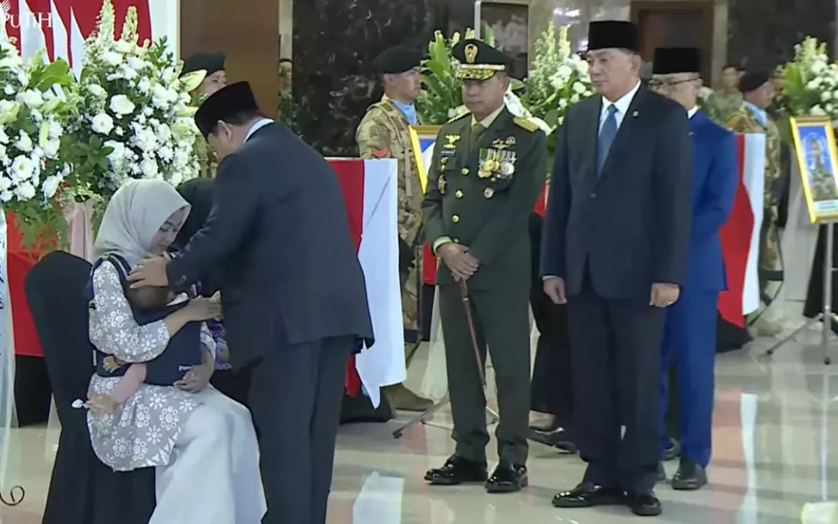 Momen Haru di Bandara Soetta: Prabowo Subianto Tenangkan Bayi Prajurit TNI yang Gugur di Lebanon