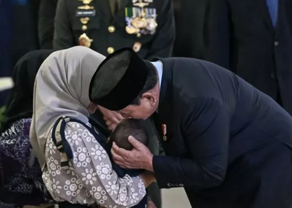 Potret Haru Saat Prabowo Cium Kepala Bayi 7 Bulan Anak Penjaga Perdamaian RI yang Gugur