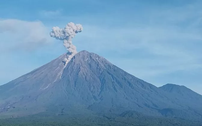 Gunung Semeru Lima Kali Erupsi, Tinggi Letusan Capai 1.000 Meter!