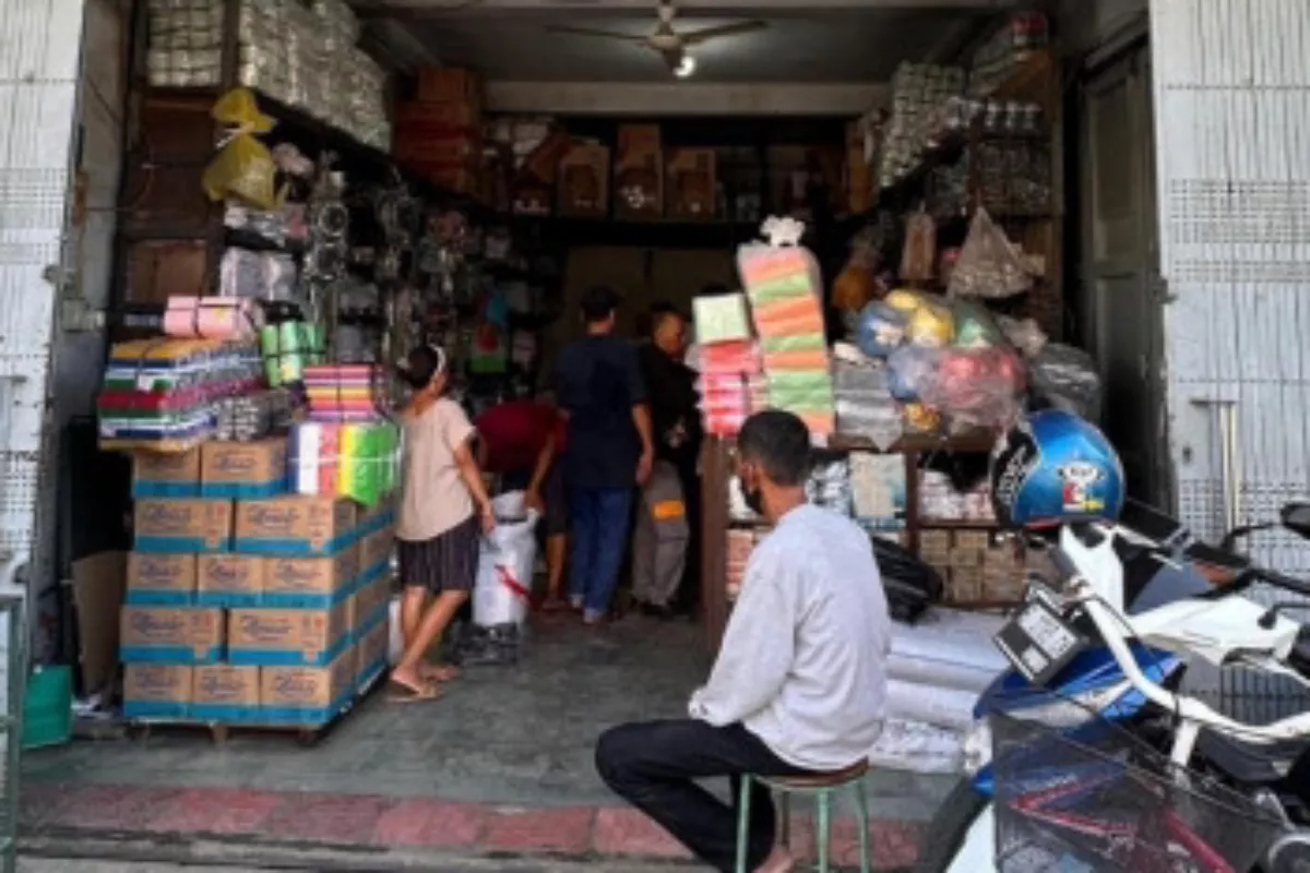 Harga Plastik Melonjak hingga 90 Persen, Sembako Ikut Naik di Cirebon