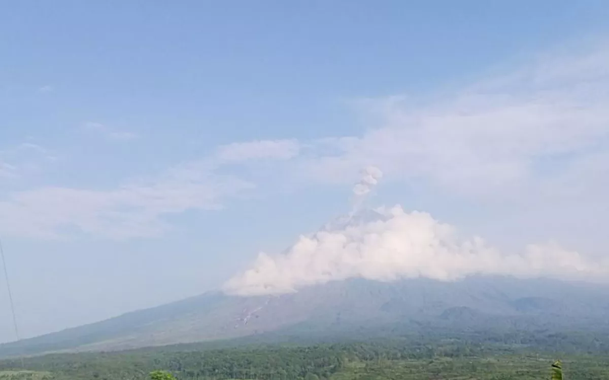 Gunung Semeru Erupsi Pagi Ini, Kolom Abu Tembus 1.000 Meter!