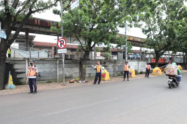 Sterilkan Trotoar dari Parkir Liar, Stasiun Batuceper Tangerang Kini Dijaga Ketat Petugas Dishub