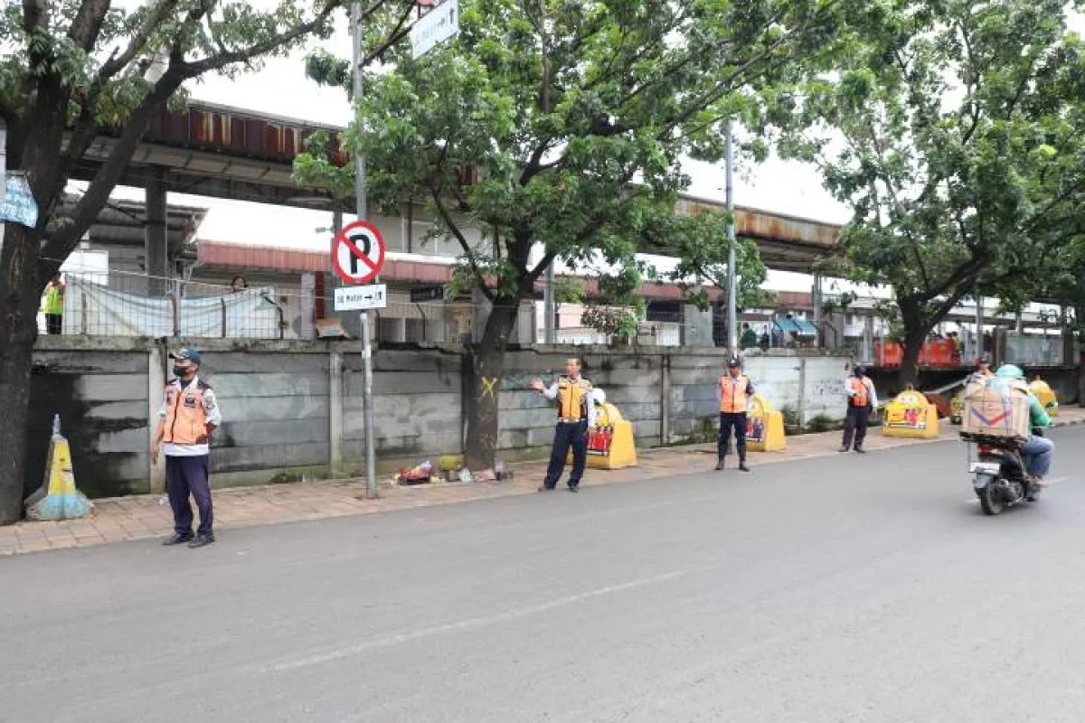 Sterilkan Trotoar dari Parkir Liar, Stasiun Batuceper Tangerang Kini Dijaga Ketat Petugas Dishub