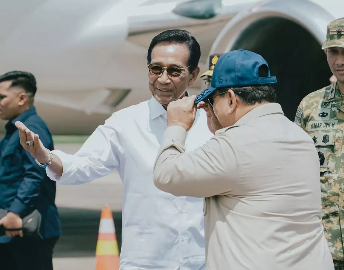  Momen Hangat di Lanud Adisutjipto: Presiden Prabowo Hadiahkan Topi RI 1 untuk Sultan HB X