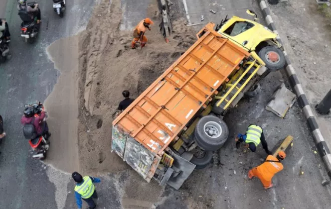 Sopir Mengantuk, Truk Muatan Dua Ton Pasir Terguling di Jalan Gatot Subroto Tebet