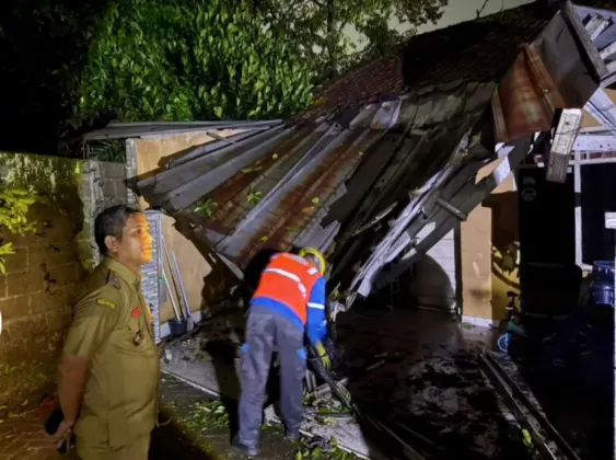 Gercep! Camat Tigaraksa Tinjau Langsung Rumah Warga Tertimpa Pohon Tumbang