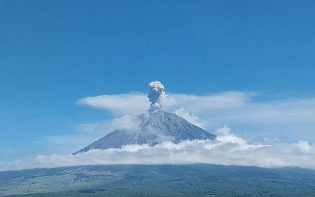 Gunung Semeru Erupsi Beruntun Pagi Ini, Kolom Abu Tembus 1.000 Meter!