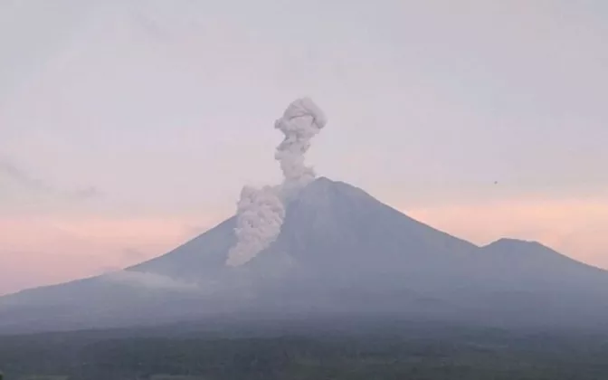 Gunung Semeru Erupsi Pagi Ini, Awan Panas Meluncur 3 Km!