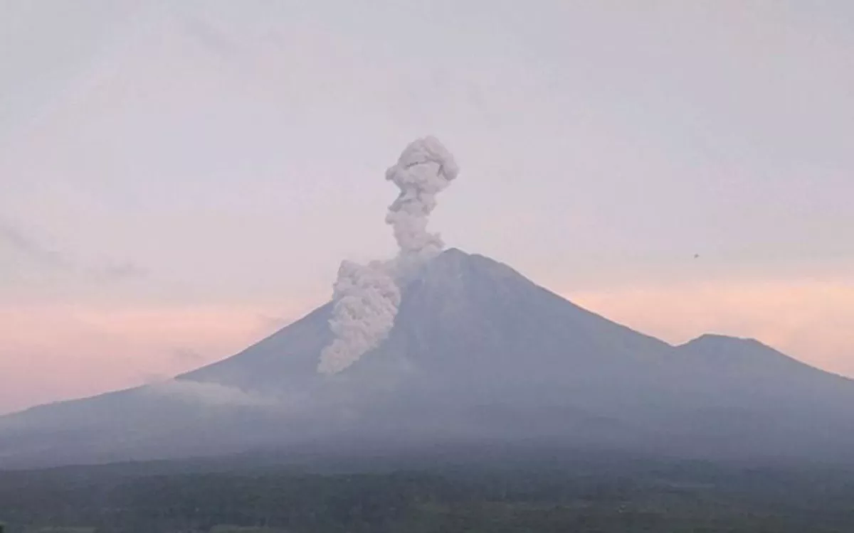 Gunung Semeru Erupsi Pagi Ini, Awan Panas Meluncur 3 Km!