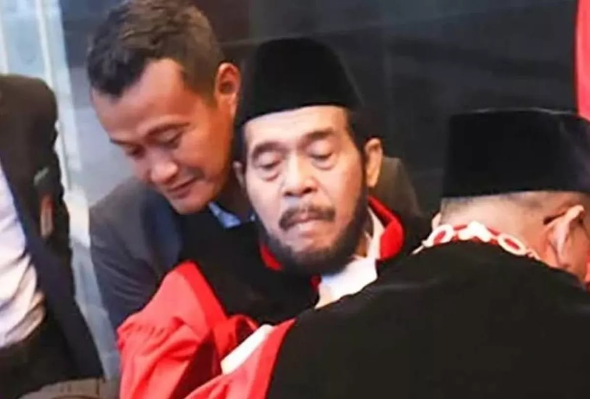 Kelelahan Usai Perjalanan Luar Negeri, Anwar Usman Pingsan di Tengah Kirab Purnabakti MK