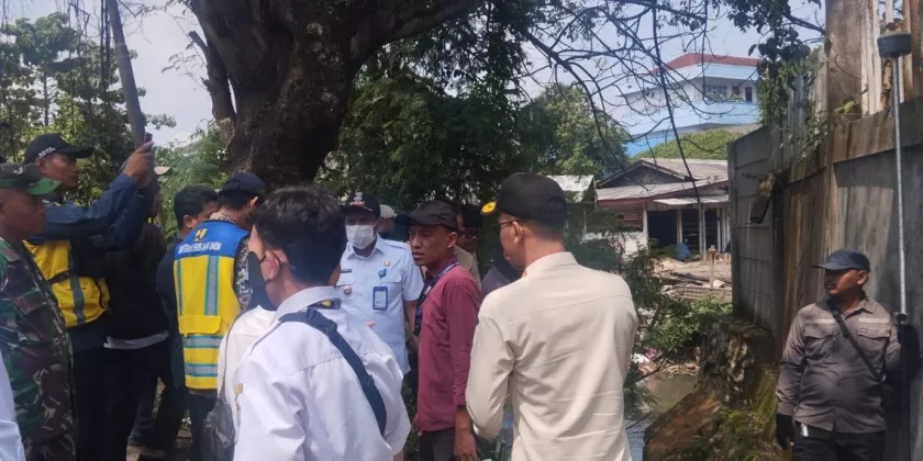 Bangunan Mepet Garis Sempadan Kali Cirarab Tangerang Mulai Ditertibkan 