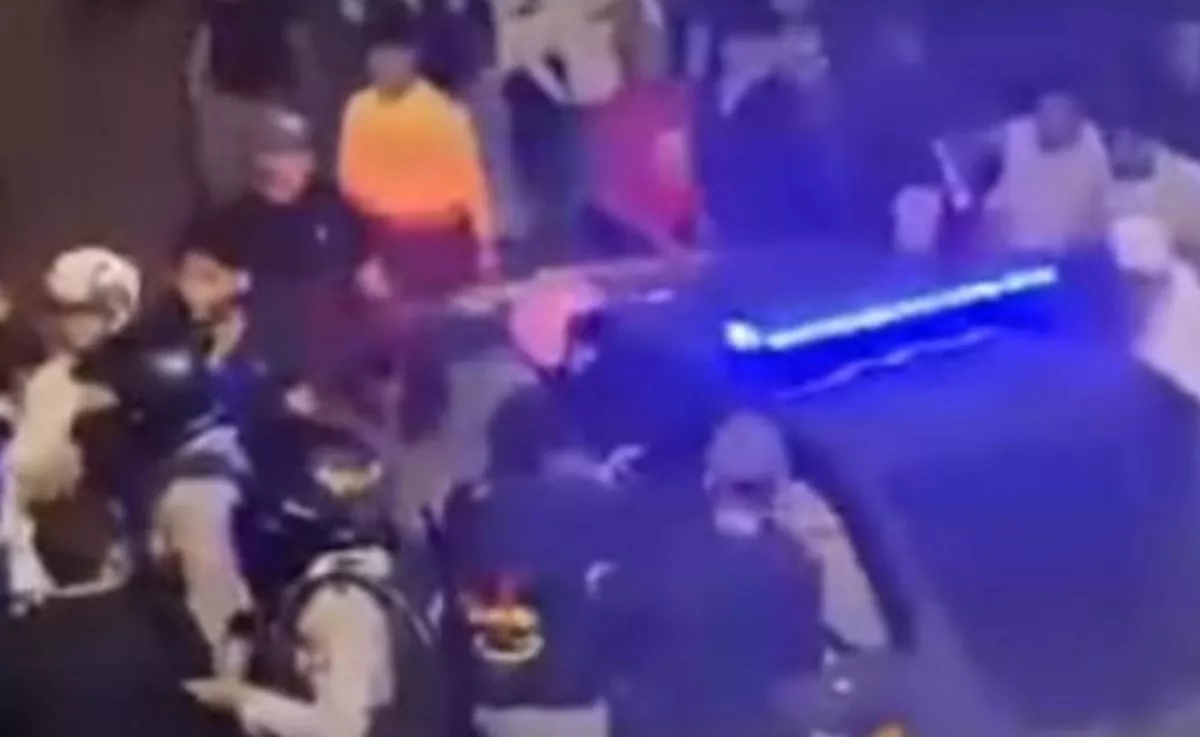 Viral di Medsos! Mobil Patroli Dikerubungi Massa Gegara Tabrak Warga? Ini Fakta Sebenarnya