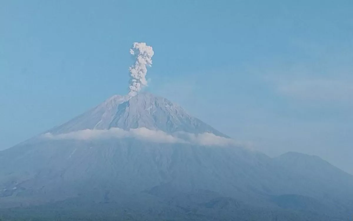 Gunung Semeru Erupsi 5 Kali Pagi Ini, Kolom Abu Tembus 1.200 Meter!