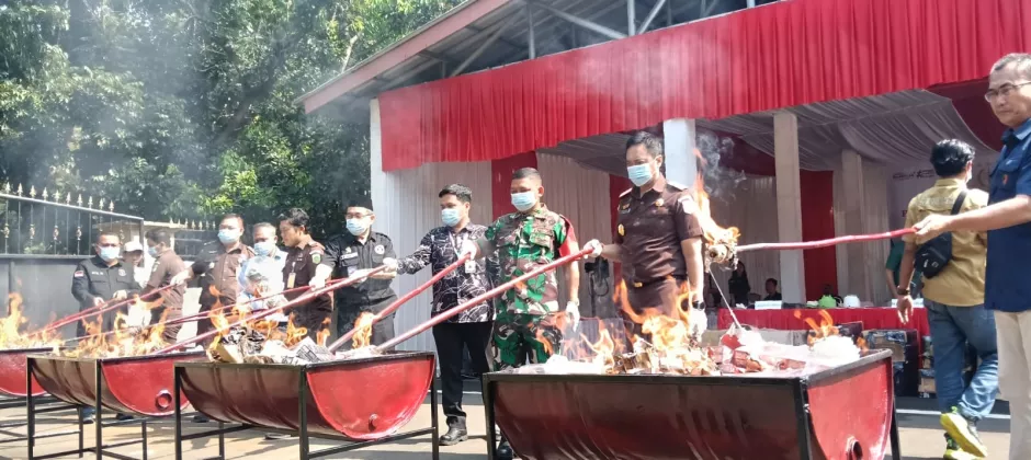 Kejari Kabupaten Tangerang Musnahkan Ratusan Ribu Batang Rokok Ilegal dan Senjata Api