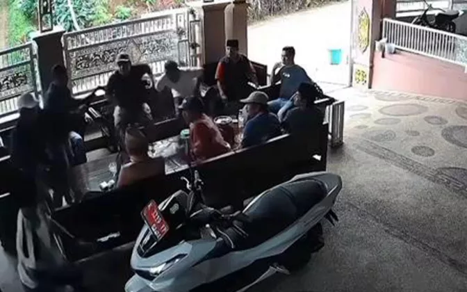 Kepala Desa Lumajang Dikeroyok 10 Orang, Diserang di Rumah Sendiri Siang Hari!