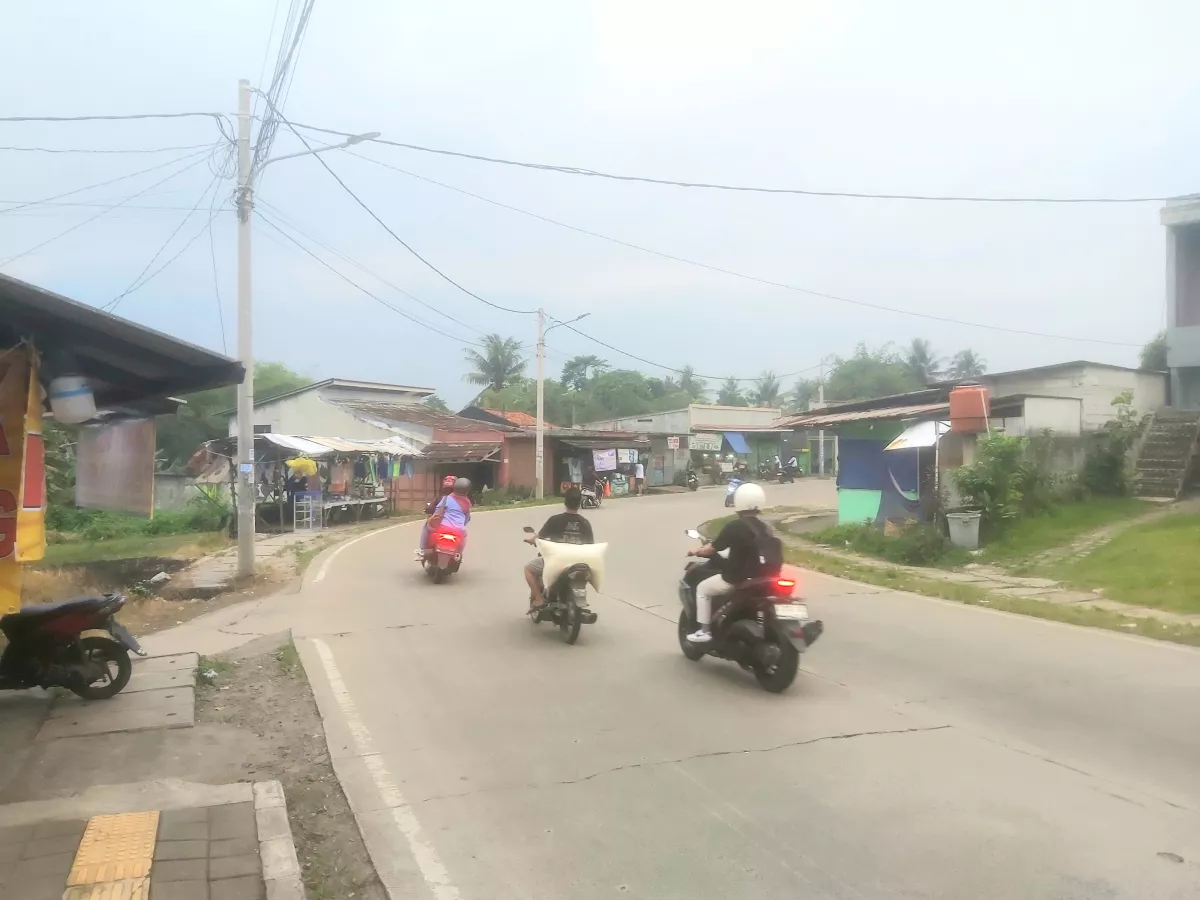 Rawan Kecelakaan, Jalan Menikung di Jalur Pinang-Pemda Tigaraksa Minim Rambu Peringatan