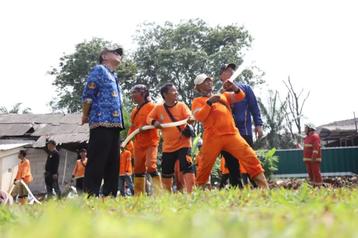 Asap Tebal Kepung TPA Rawa Kucing Tangerang, Petugas Gabungan Dikerahkan ke Lokasi! 