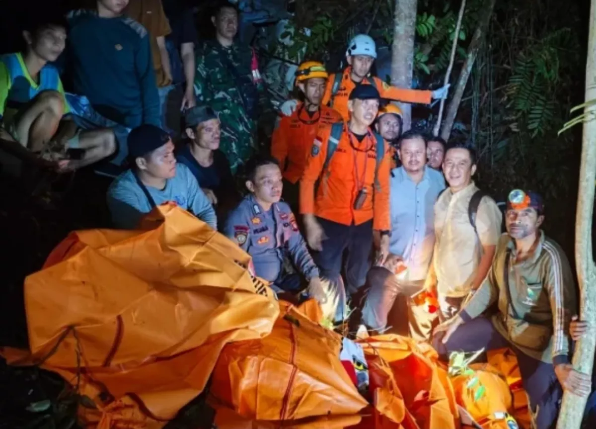 Tragedi Helikopter PK-CFX Jatuh di Sekadau: Seluruh Penumpang Tewas, Dua Korban Terjepit Puing di Tengah Hutan Terjal