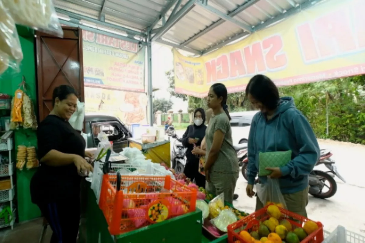 Dari Kios Sederhana ke Banjir Pesanan: Kisah Pedagang Buah yang Terdongkrak Program MBG