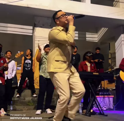 Viral, Wamen Giring Nyanyi Bareng Musisi Jalanan di Kota Tua dengan Baju Dinas, Tuai Pujian Warganet