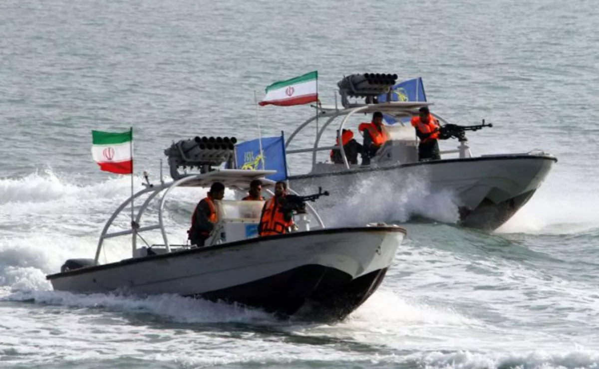 Jalur Minyak Terputus: Iran Segel Selat Hormuz, Tembaki Kapal Kargo 