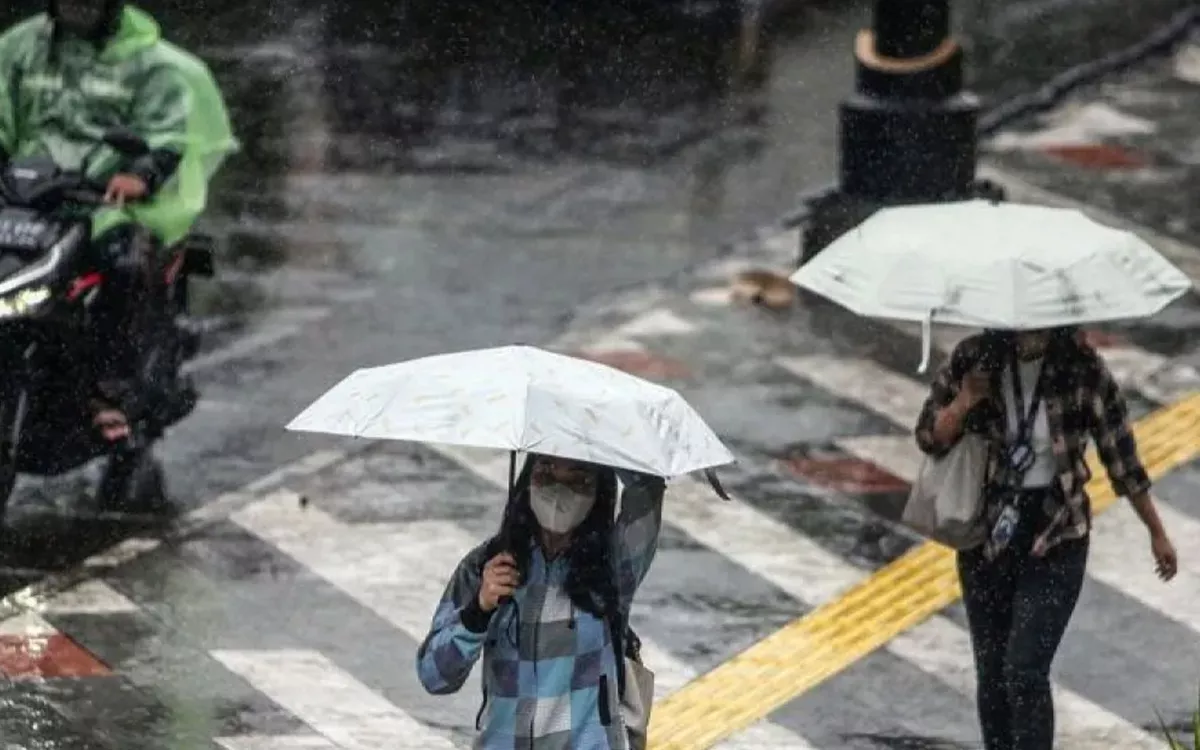 Sore Diguyur Hujan, Malam Jakarta Diselimuti Awan Tebal