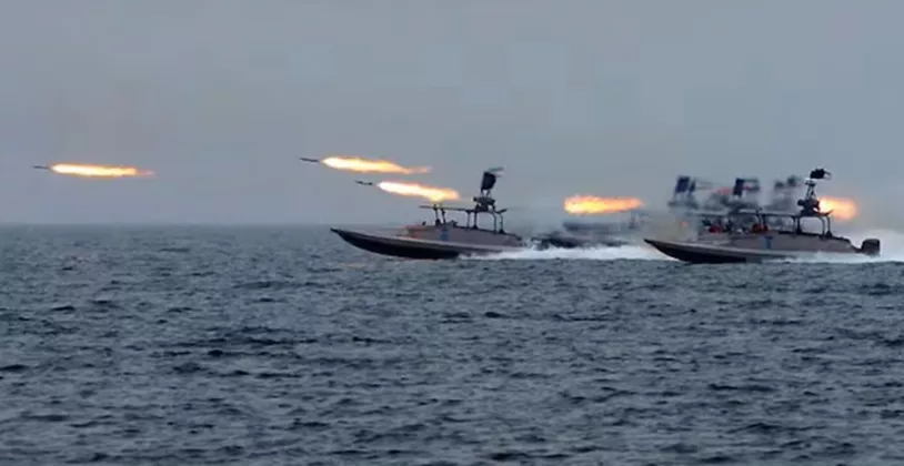 GENCATAN SENJATA BERDARAH! Drone Kamikaze Iran Hujani Kapal Perang AS di Teluk Oman