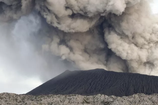 Gunung Dukono Meletus Semburkan Abu Vulkanik Setinggi 1,4 Kilometer ke Langit