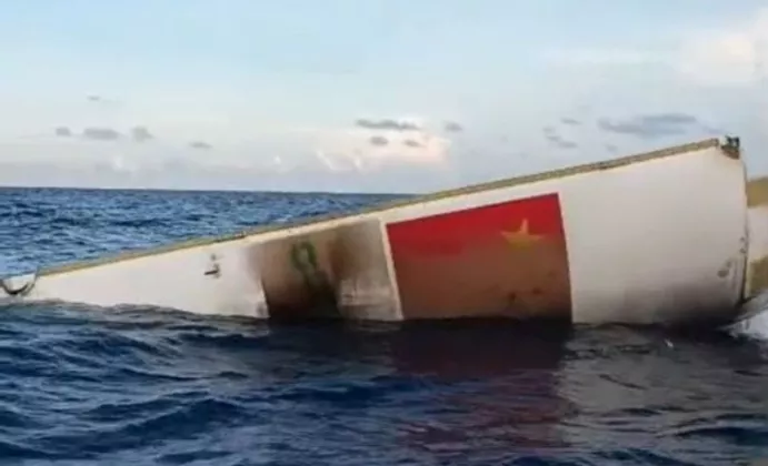 Geger! Benda Raksasa Misterius Beratribut China Mengapung di Laut Anambas, Puing Antariksa?