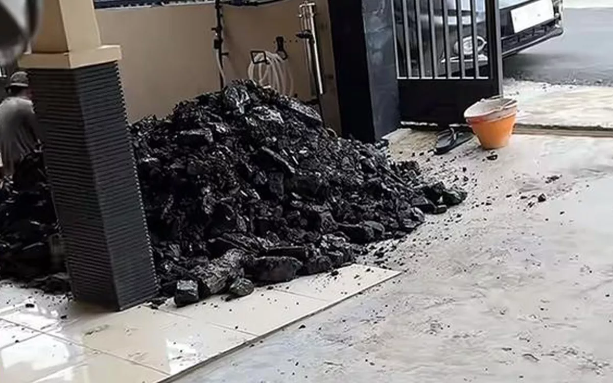 Geger! Warga Kalimantan Temukan Diduga Batu Bara Saat Gali Septic Tank 