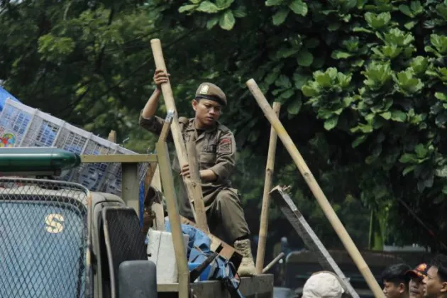 Kuasai Trotoar, Lapak PKL di Ciledug Dibongkar Satpol PP 